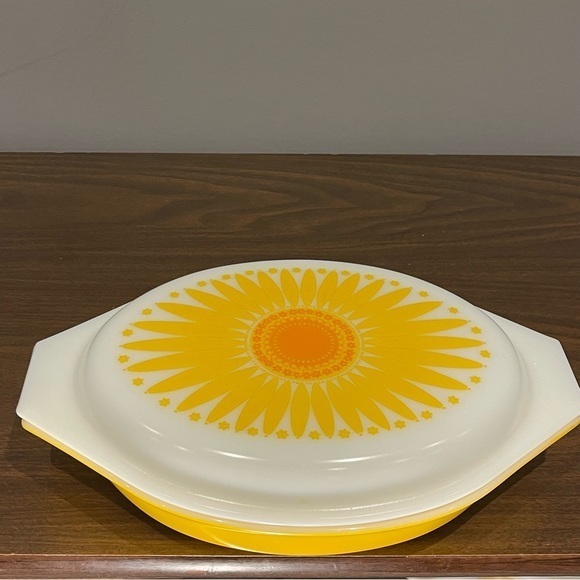Pyrex Other - Pyrex yellow daisy divided dish. Excellent condition dish and opaque lid.
